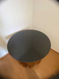 Mesa de madeira preta