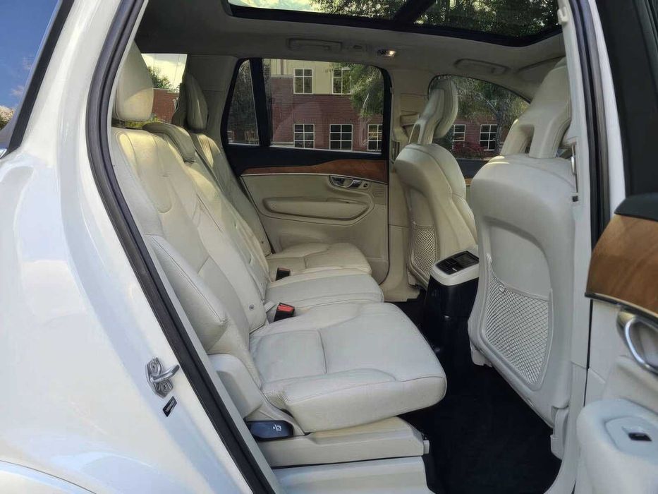 Volvo XC90      2021