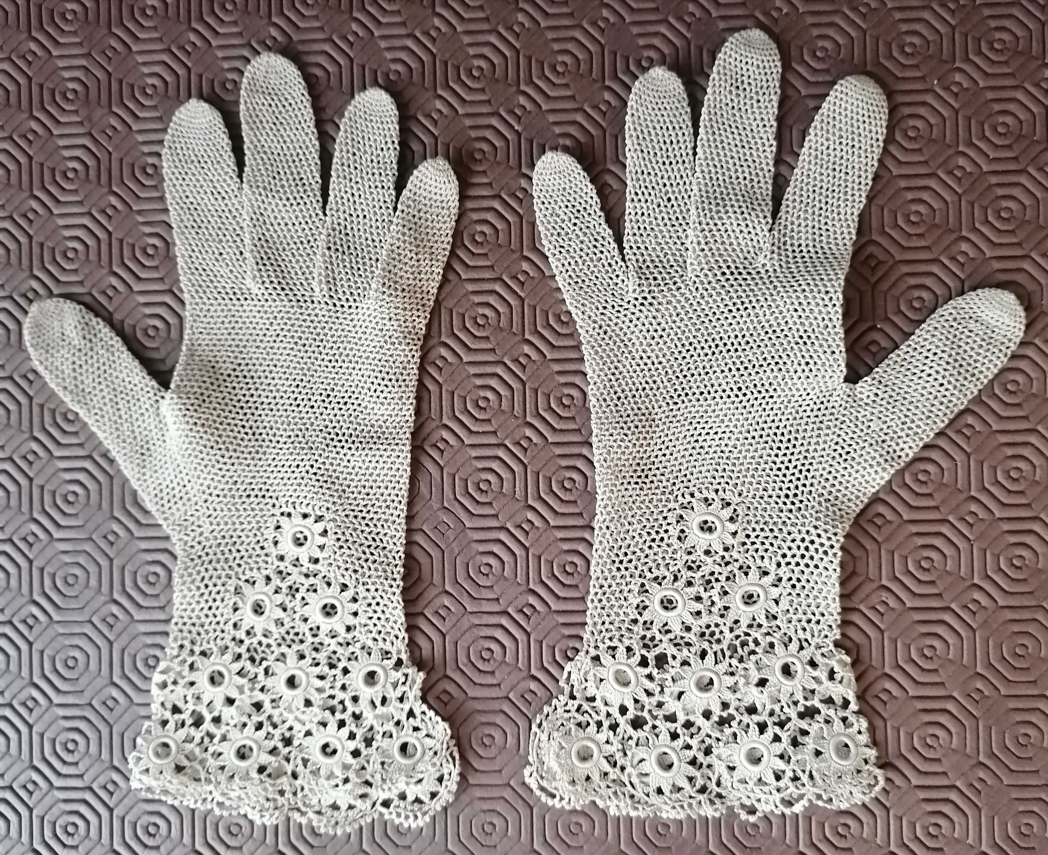 Luvas antigas de senhora (em crochet)