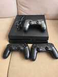 PlayStation 4 1 TB + 3 pady