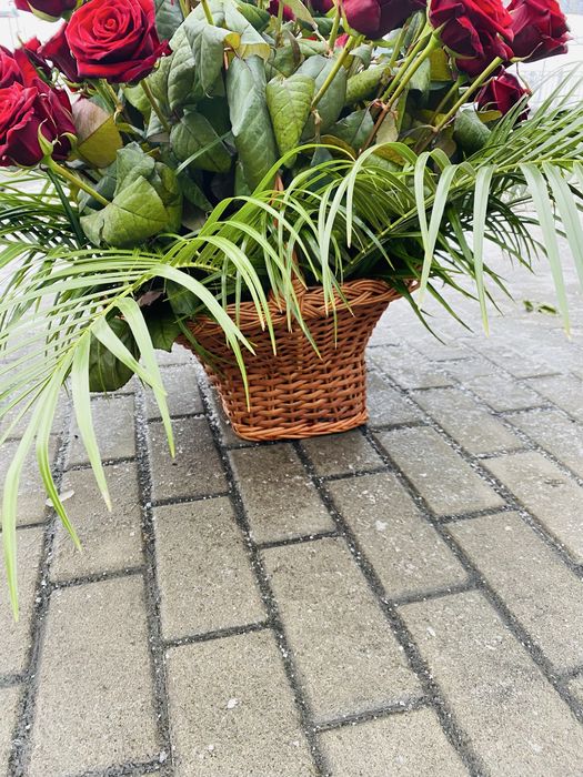 Вінок із живих троянд корзина із живих квітів