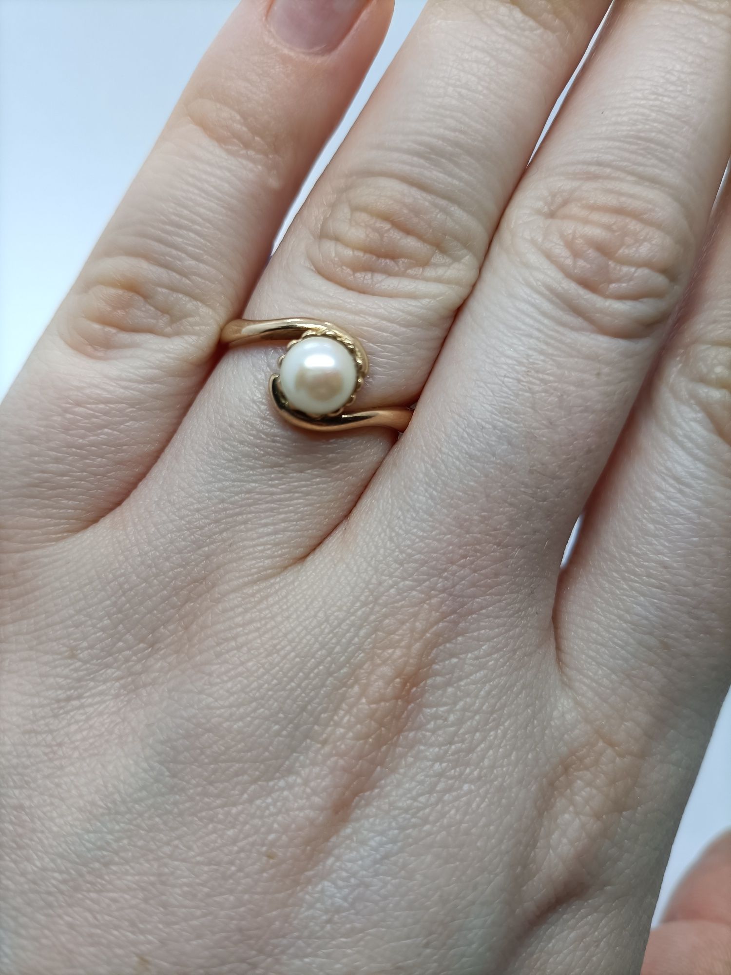 Klasyczny pierścionek z perłą ze złota, złoto pr. 585