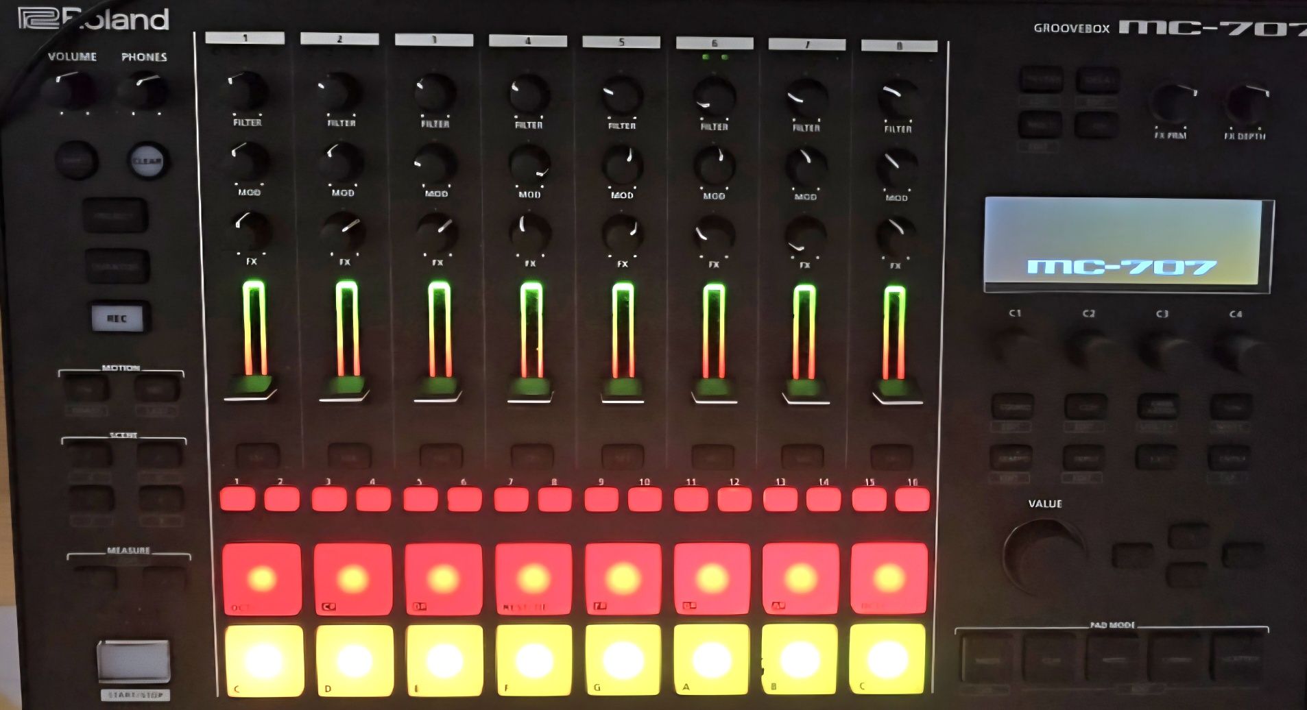 Roland groovebox MC707 como Nova
