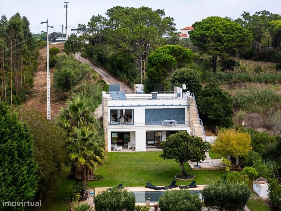 Moradia Contemporânea com Piscina e Jardim – Próxima da Lagoa de Ób...