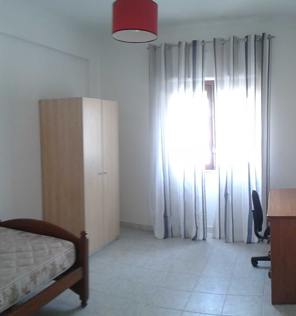 Alugo quarto ao lado da FCT - Serrado