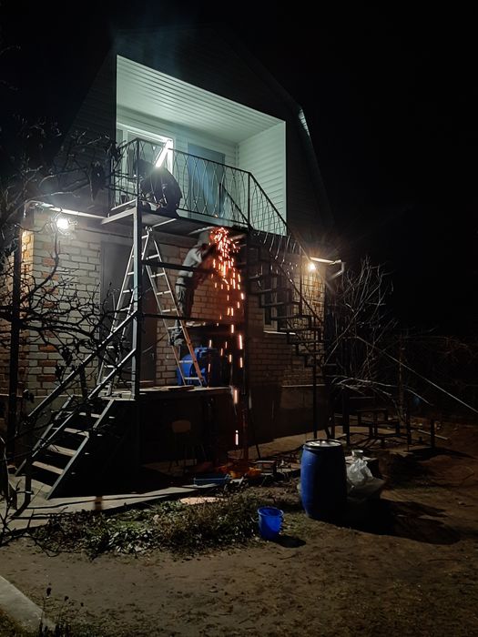 Изготовление лестниц  под ключ