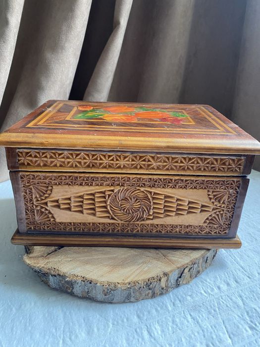 Шкатулка деревʼяна,скринька різьблена