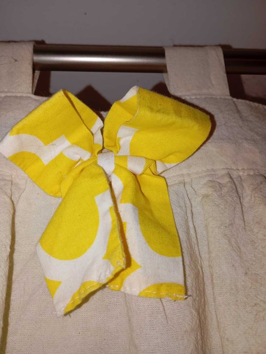 Dekoracyjna zasłonka nad okno z kokardkami – styl rustykalny