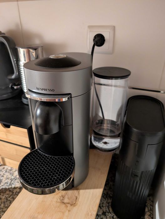 Máquina de Café Nespresso Vertuo Plus Deluxe Titan D