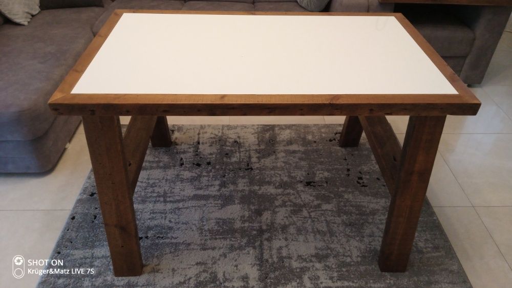 Stół z wykończeniem drewnianym