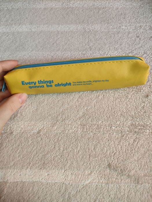 Mały piórnik nowy piórnik z napisami żółty piórniczek z zamkiem