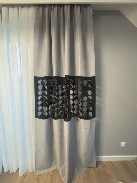 Szara zaslona ozdobna z czarnym panelem