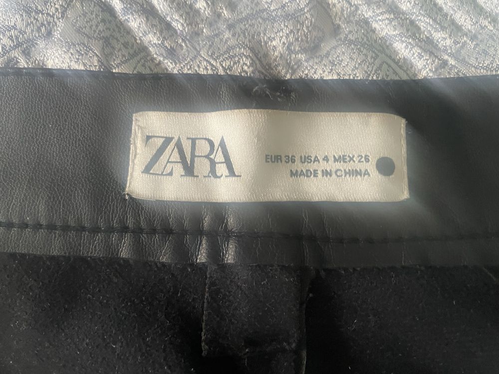 Жіночі шкіряні брюки  Zara