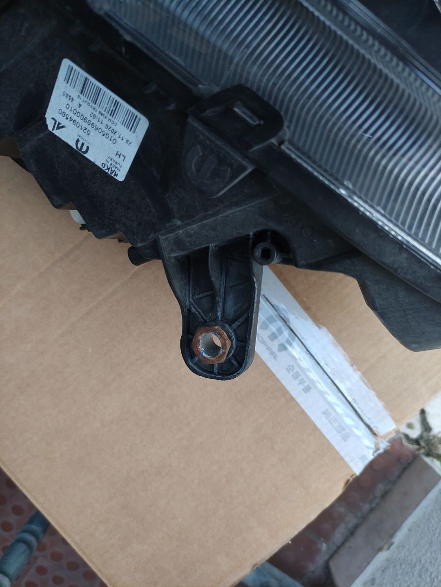 Farol esq Fiat doblo