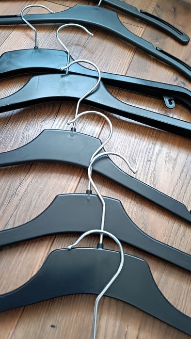Wieszaki czarne do ubrań mix 20 sztuk 43-45 cm