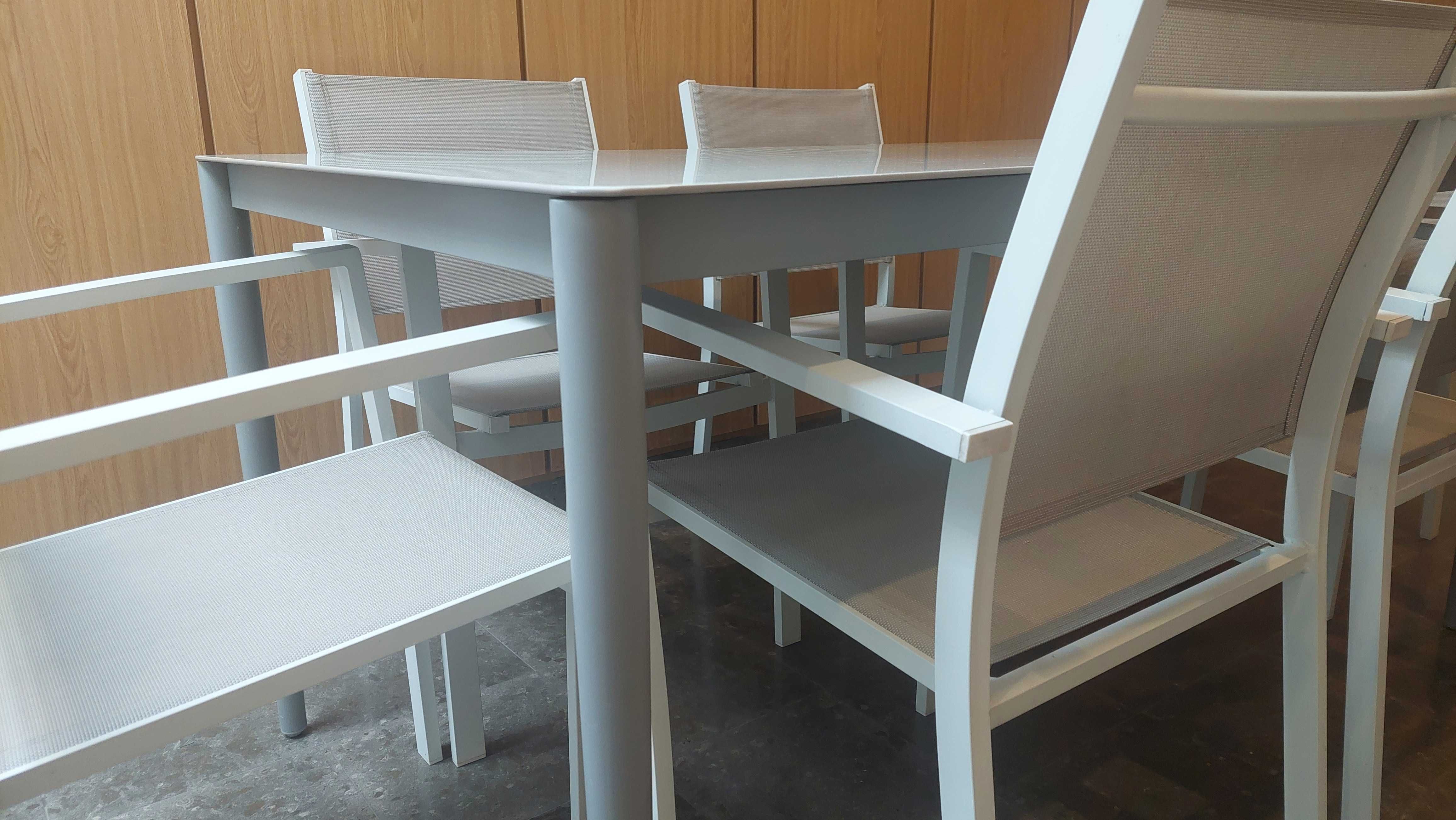 Conjunto de mesa com tampo em vidro lacado e 6 cadeiras - Exterior