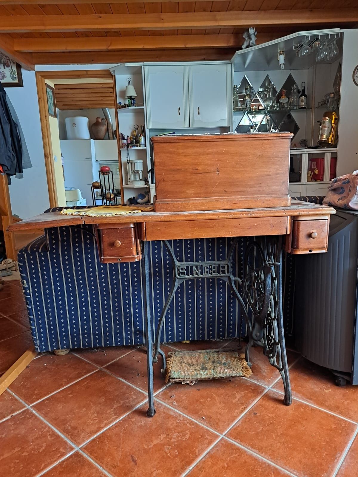 Maquina de costura com movel