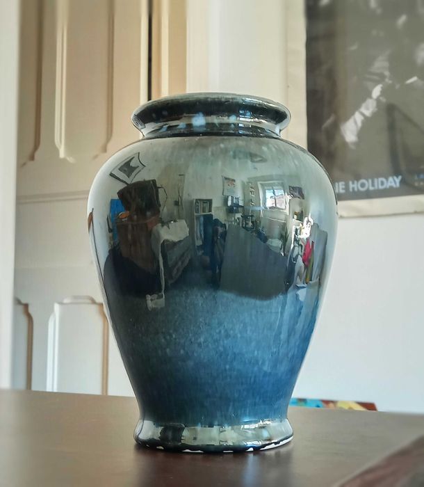 Jarra de cerâmica azul