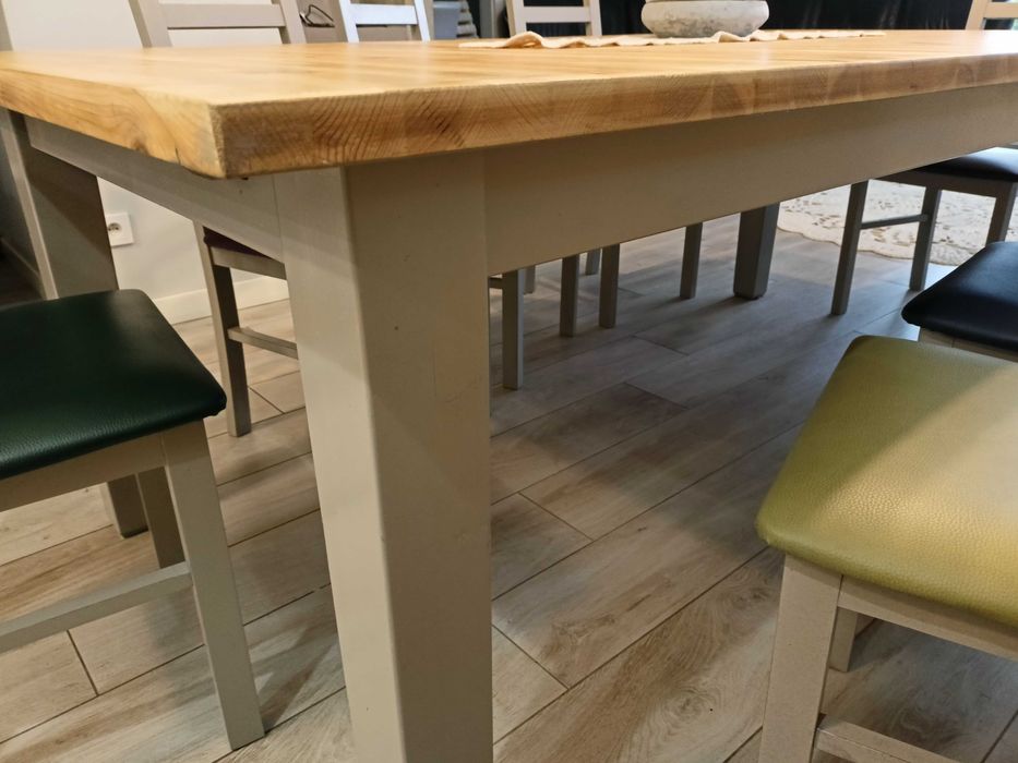 Stół drewniany, rozkładany z 8 krzesłami