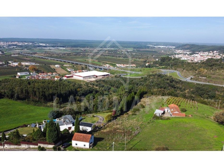 Terreno Urbano e Moradia T1, Maiorga