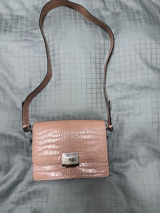 Нюдова сумочка під шкіру крокодила