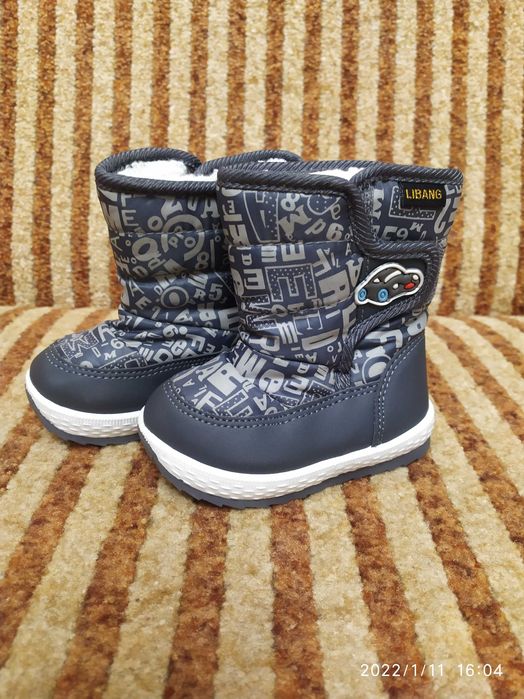 Продам новые зимние сапожки-дутики на липучке