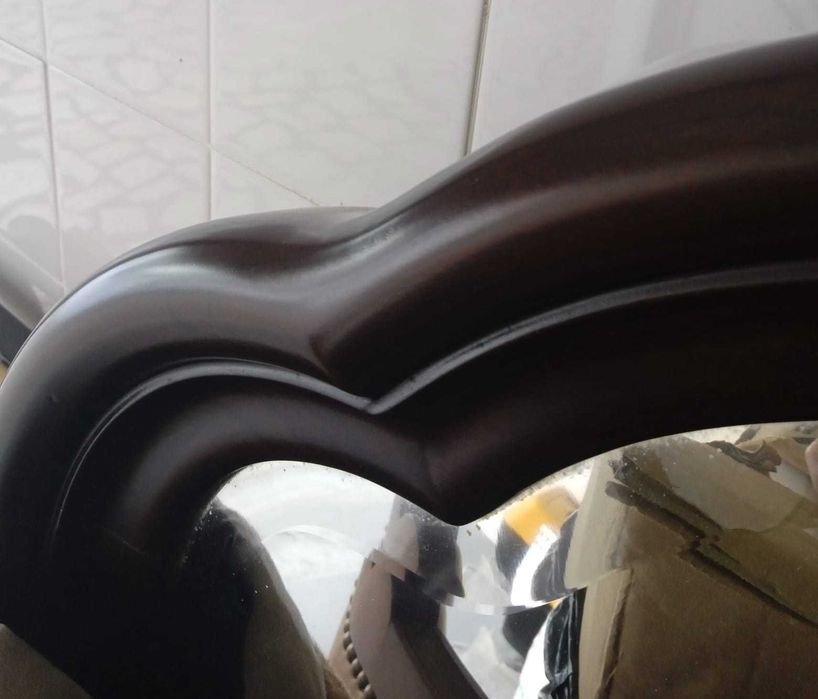 Espelho com moldura em madeira