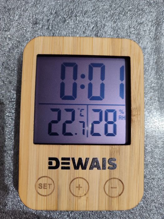 Метеостанція з годинником, інформацією про температуру та вологість, б