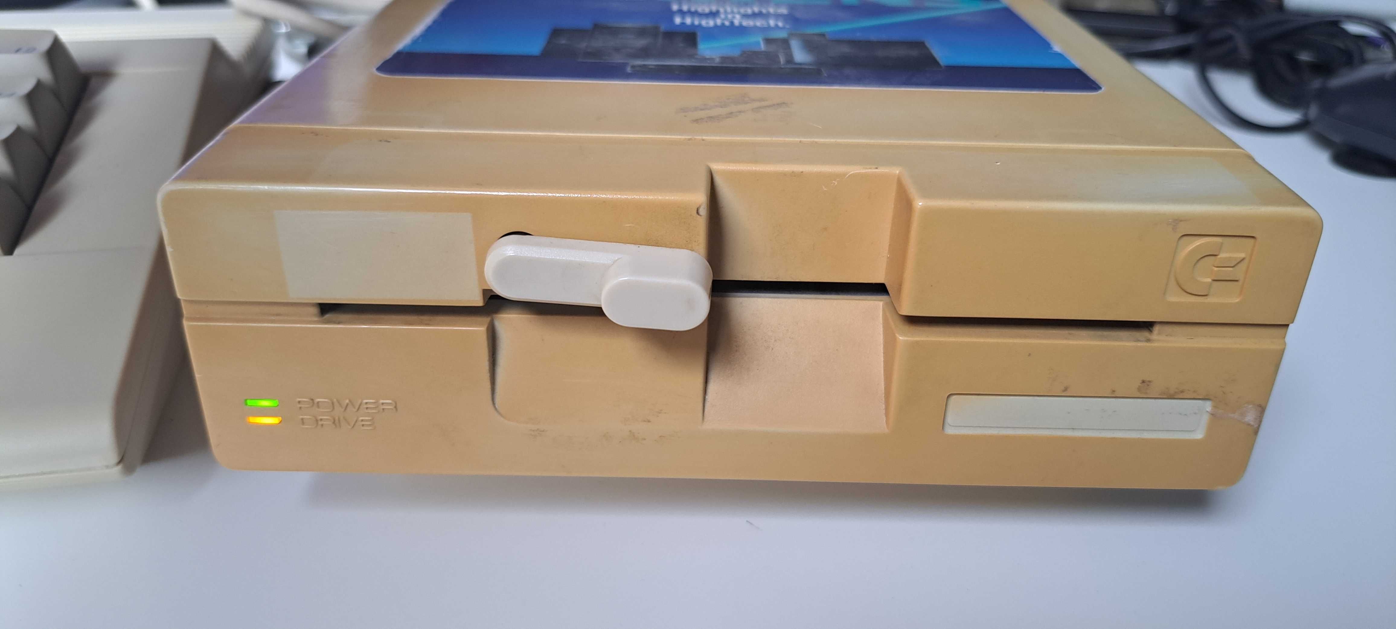 Stacja dysków Commodore 1541-II - zestaw: stacja + zasilacz S.2