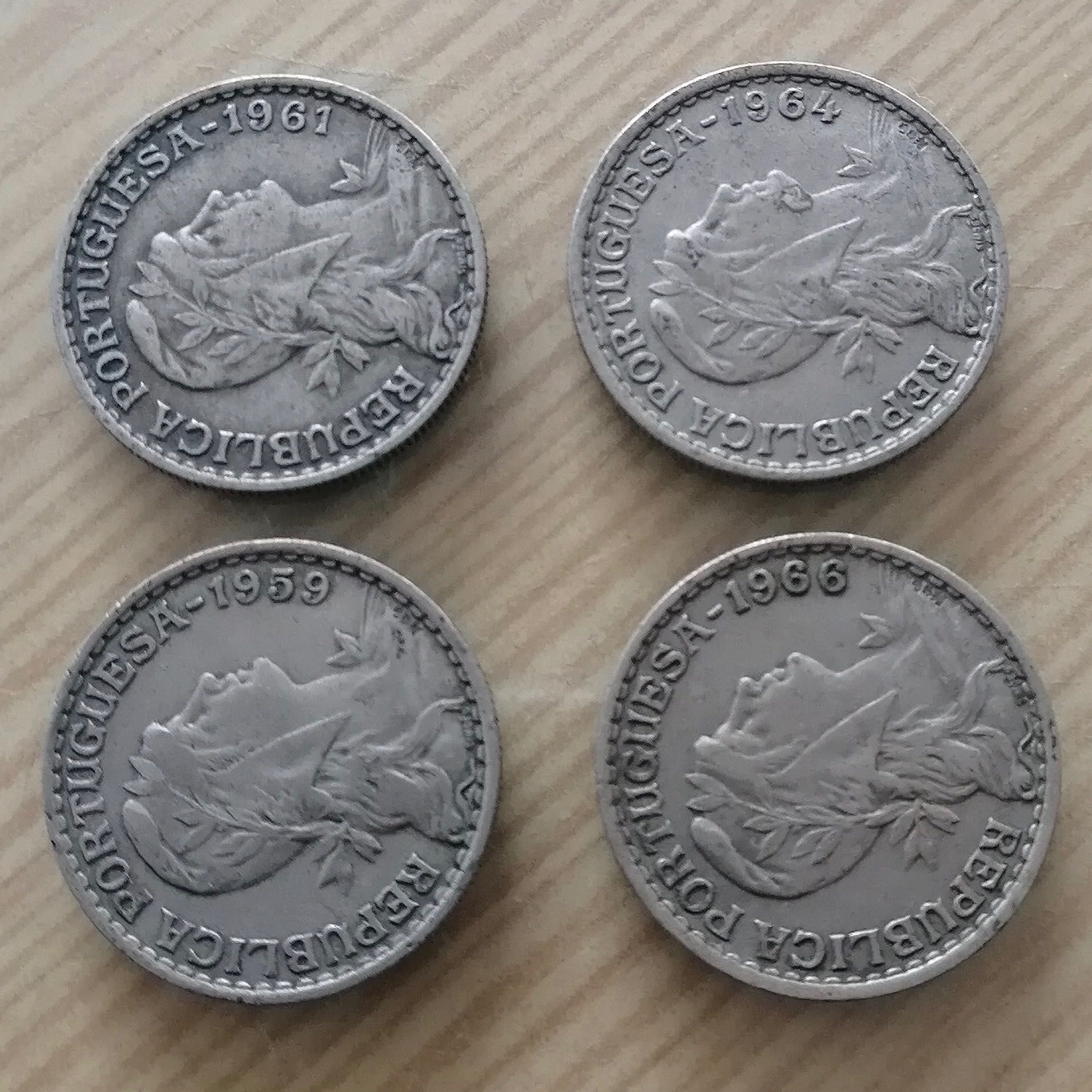 conjunto de 4 moedas em alpaca de 1 escudo