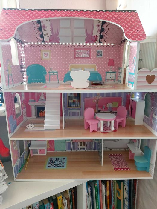 Drewniany domek dla lalek