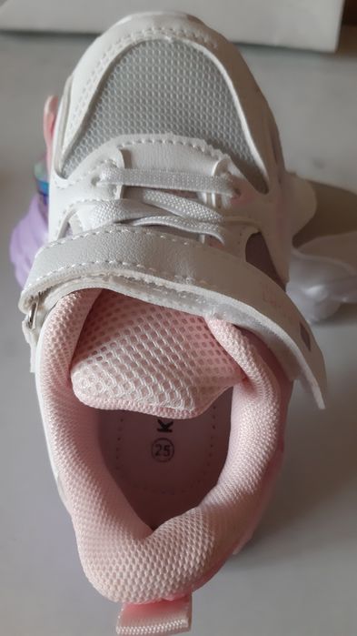 Кросівки на дівчинку