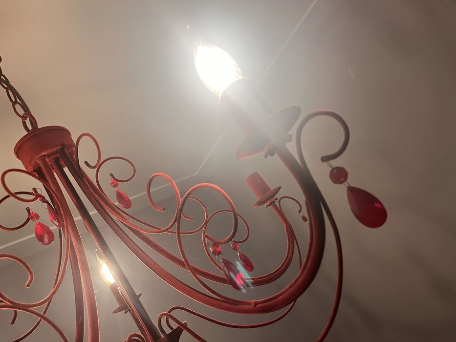 Candelabro de com 5 pontos de luz. Veludo vermelho. Vai com 3 lampadas