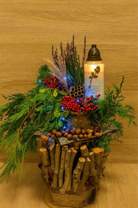 Stroik na grób wykonany na pieńku drzewa z gałązkami z choinki itp.