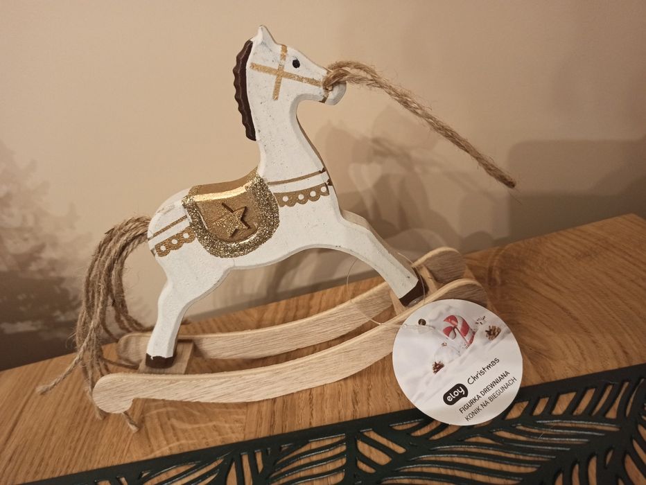 Nowy drewniany konik na biegunach. Zabawka świąteczna