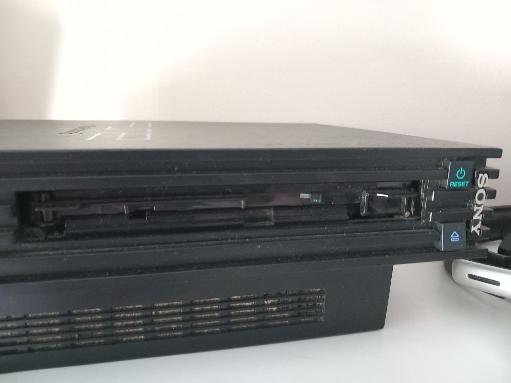 PS2 fat com algumas marcas de uso