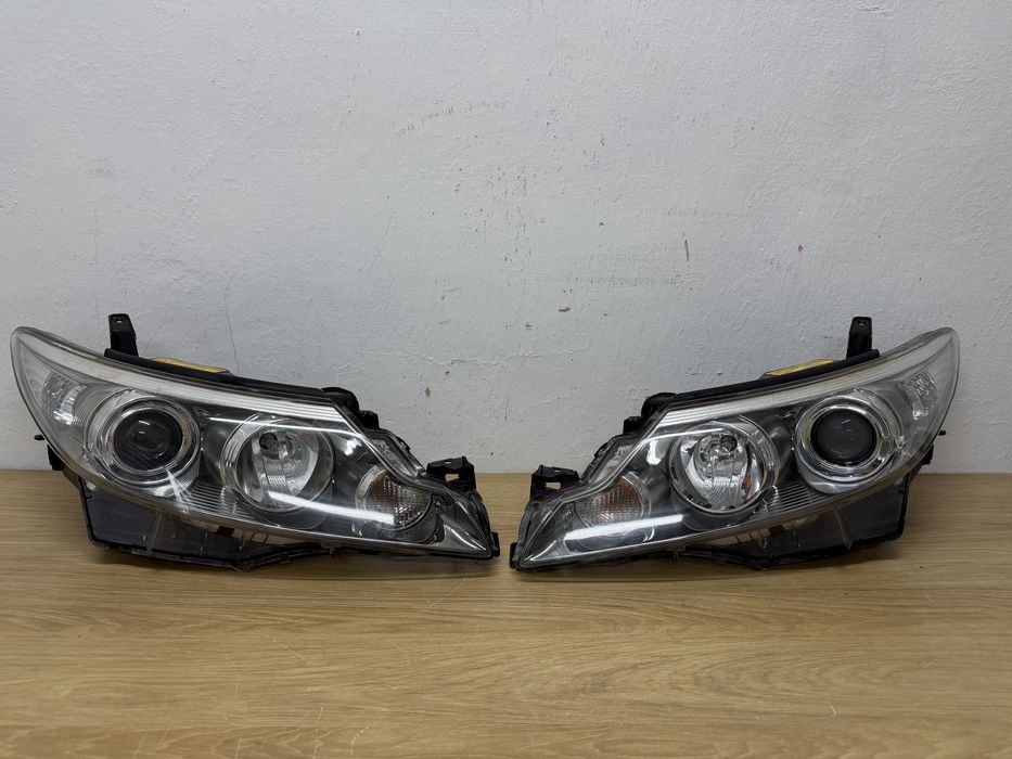 Lampy przednie Toyota Previa III, Sienna 09-19r xenon, komplet