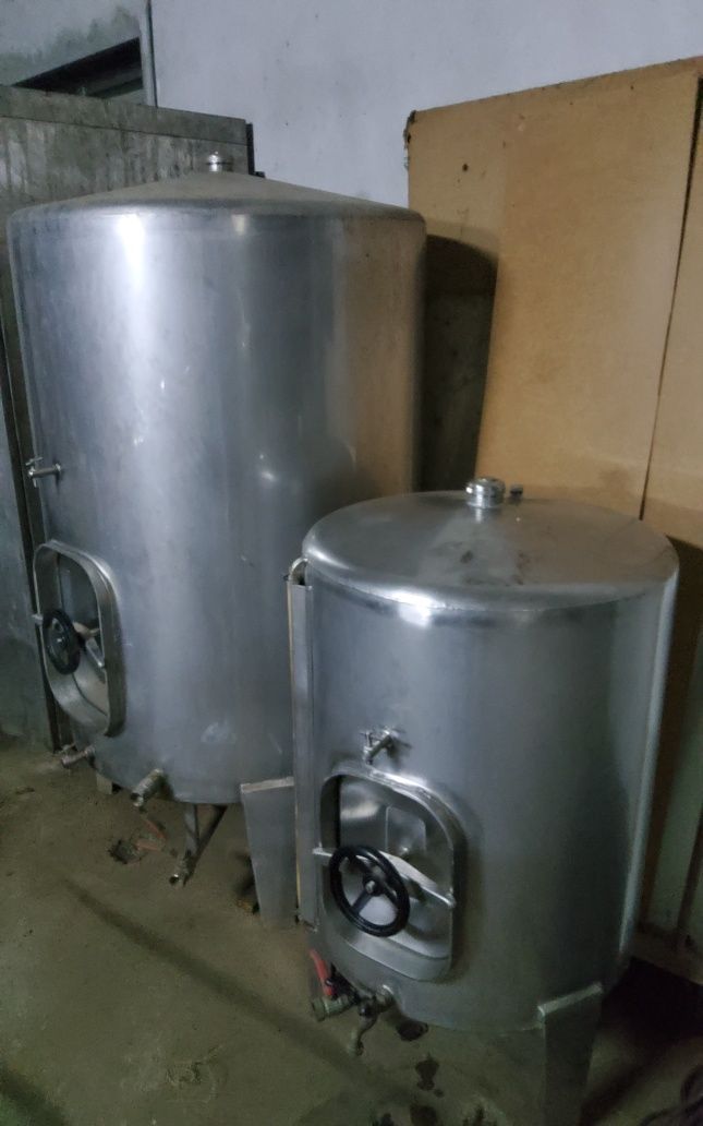 Cubas de armazenamento de vinho ou água, bem estimamadas.