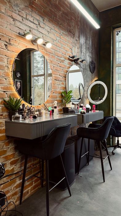 Продам барні стільці та перукарське крісло