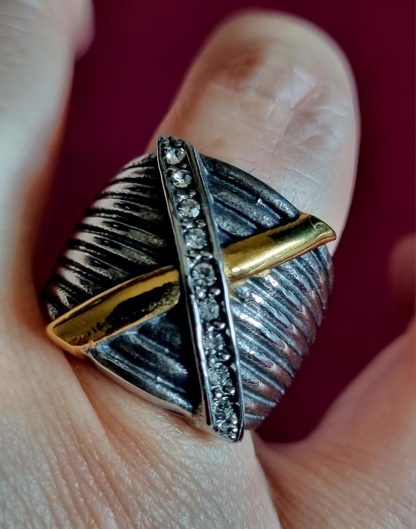 Anel prateado, em aço, com X dourado e com zirconias. T17/18