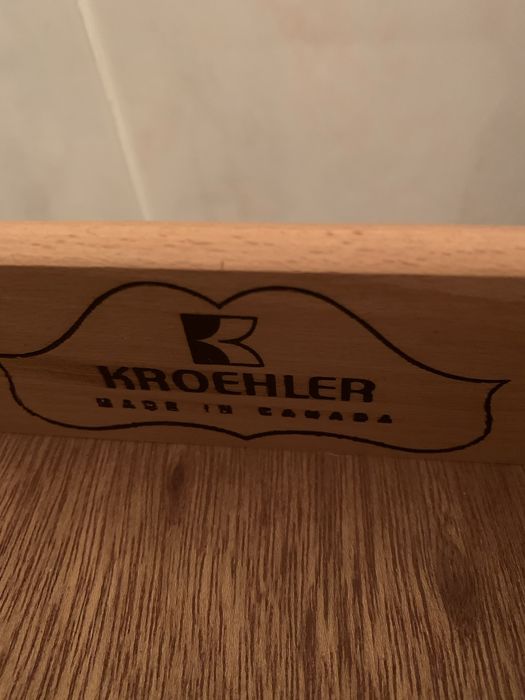 Mesa aparador com duas gavetas . Madeira clara