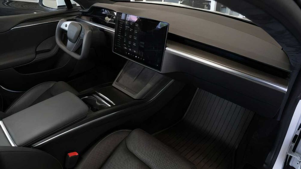 Tesla Model S Plaid      2021