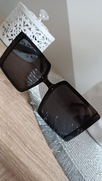 Modne duże czarne okulary