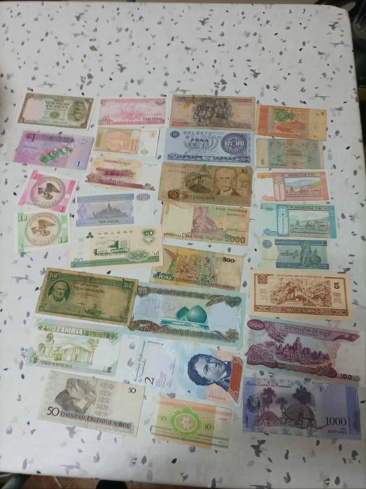 Moedas de escudos e notas de vários países