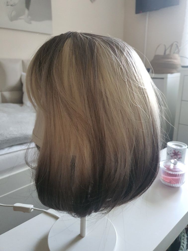 Peruka blond z pasemkam