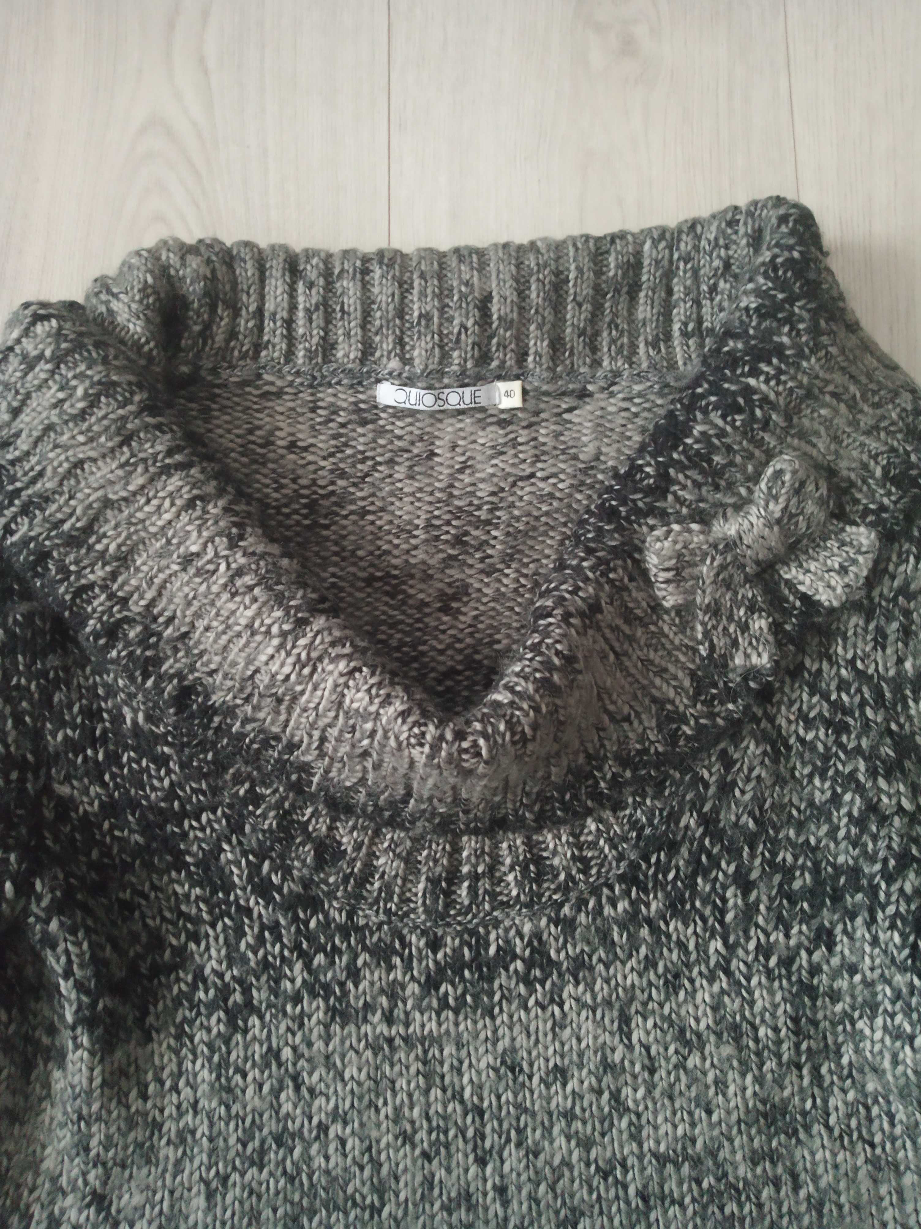 Sweter z kokardką