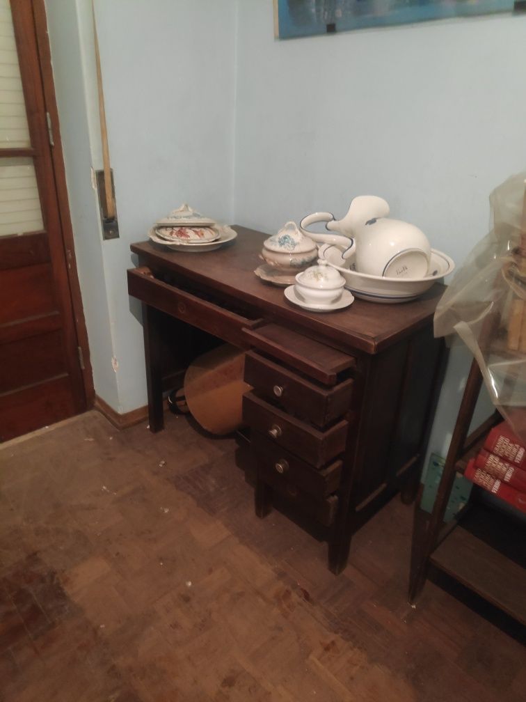 Escrevaninha de madeira com gavetas