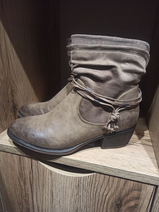 Ботильйони Clara Barson