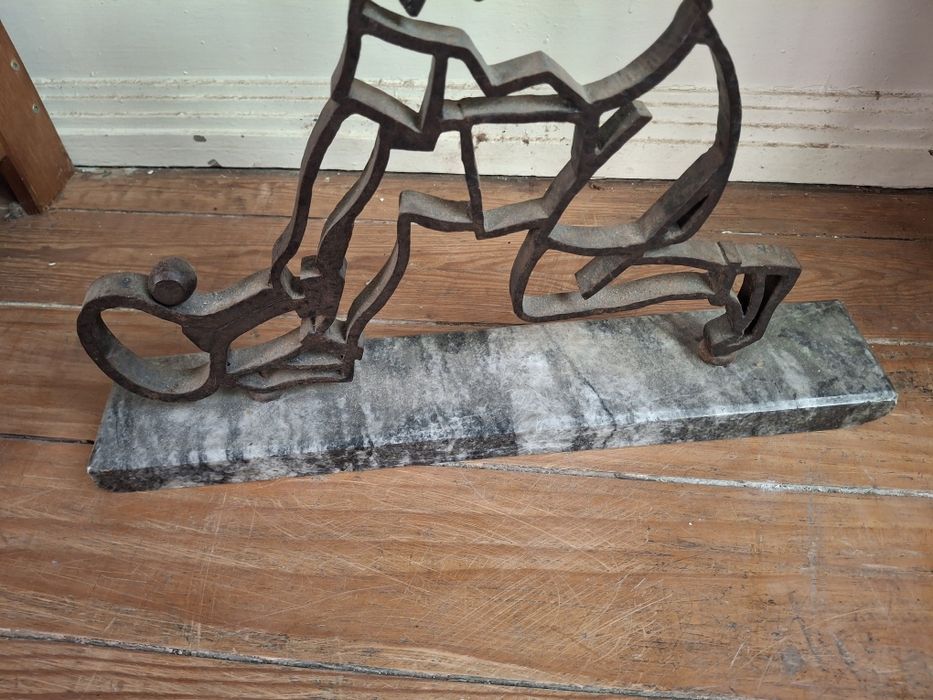 Escultura em metal antiga