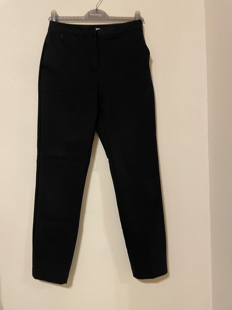 Czarne materialowe eleganckie spodnie XS Reserved 34